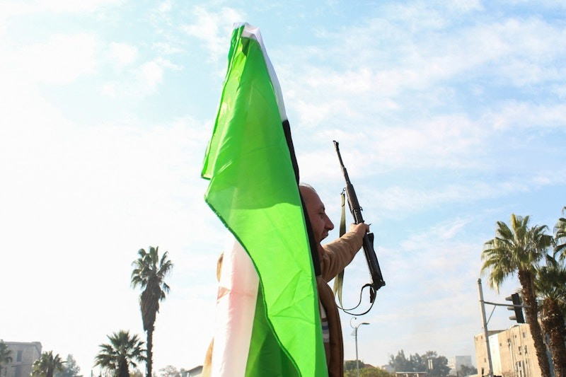 Một chiến binh phe đối lập cầm vũ khí ăn mừng. (Ảnh: Reuters) Một chiến binh phe đối lập cầm vũ khí ăn mừng. (Ảnh: Reuters)