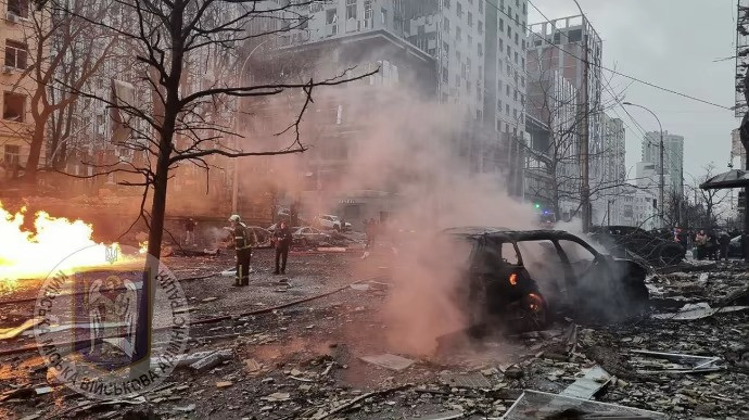 Hiện trường các vụ mảnh vỡ tên lửa rơi xuống Kiev sáng 20/12. (Ảnh: Pravda)