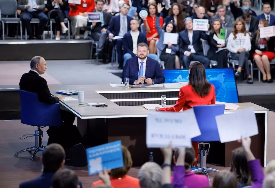 Tổng thống Putin họp báo tại trường quay mở. (Ảnh: Reuters)
