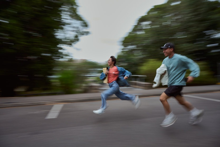 Người dân xếp hàng chờ, hoặc chạy vội tìm chỗ đẹp. (Ảnh: Sydney Herald)