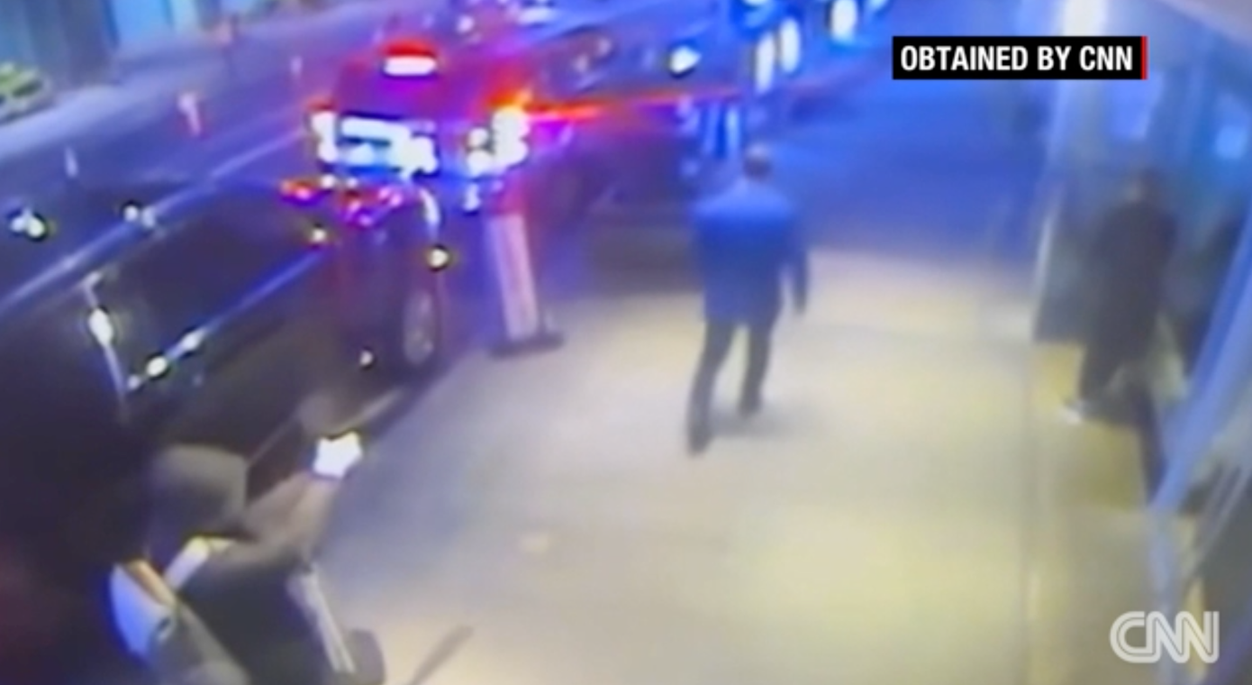 Thompson (mặc áo xanh) bị nhắm mục tiêu từ phía sau. (Ảnh: CNN)