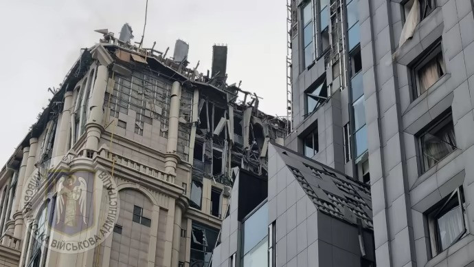 Hiện trường các vụ mảnh vỡ tên lửa rơi xuống Kiev sáng 20/12. (Ảnh: Pravda)