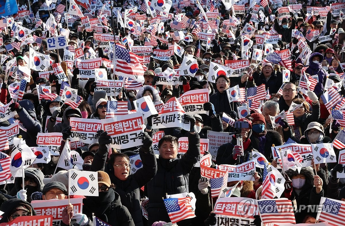 Những người biểu tình phản đối luận tội tổng thống. (Ảnh: Yonhap)