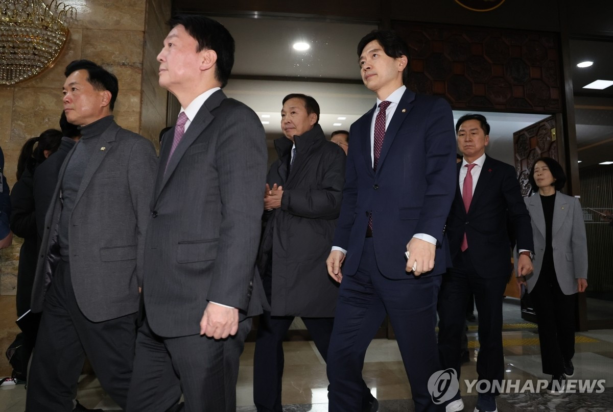 Các nghị sĩ đến toà nhà quốc hội để tham gia bỏ phiếu luận tội. (Ảnh: Yonhap)