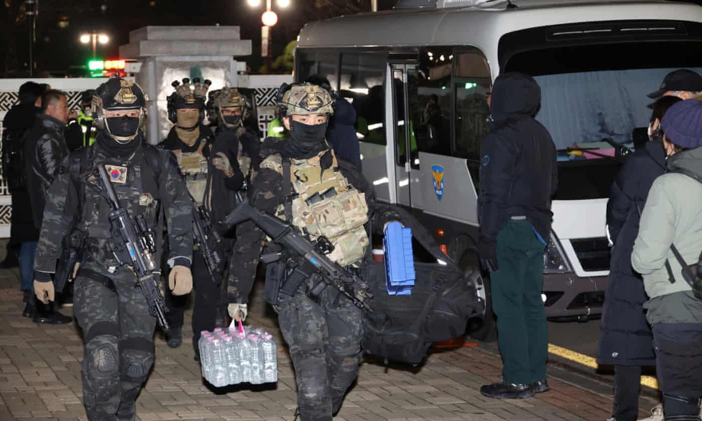 Quân đội Hàn Quốc rời tòa nhà quốc hội sau khi lệnh thiết quân luật được dỡ bỏ. (Ảnh: Reuters)