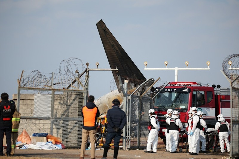 Chiếc máy bay gần như bị phá hủy hoàn toàn, chỉ còn phần đuôi nguyên vẹn. (Ảnh: Reuters)
