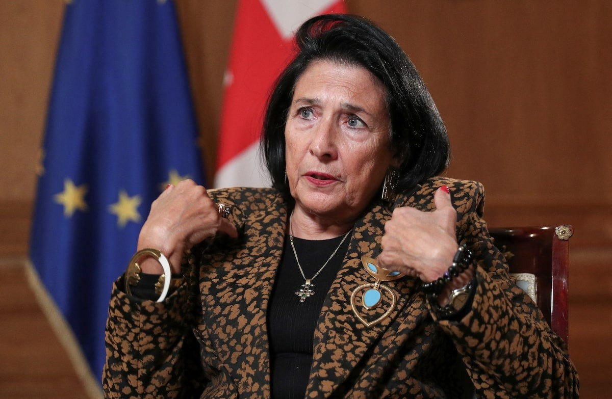 Tổng thống Georgia Salome Zourabichvili trả lời phỏng vấn báo giới hôm 2/12. (Ảnh: Reuters)