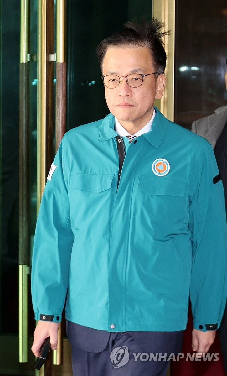 Quyền Tổng thống Hàn Quốc Choi Sang-mok đã yêu cầu các cơ quan chức năng nỗ lực hết mình cho hoạt động cứu hộ. Ông Choi đang trên đường đến hiện trường vụ tai nạn. (Ảnh: Yonhap)