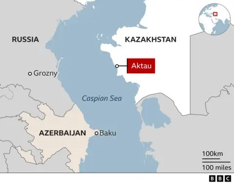 Máy bay cất cánh từ Baku đi Grozny, nhưng không thể hạ cánh ở Grozny mà phải chuyển hướng đến Aktau rồi gặp nạn. (Bản đồ: BBC)