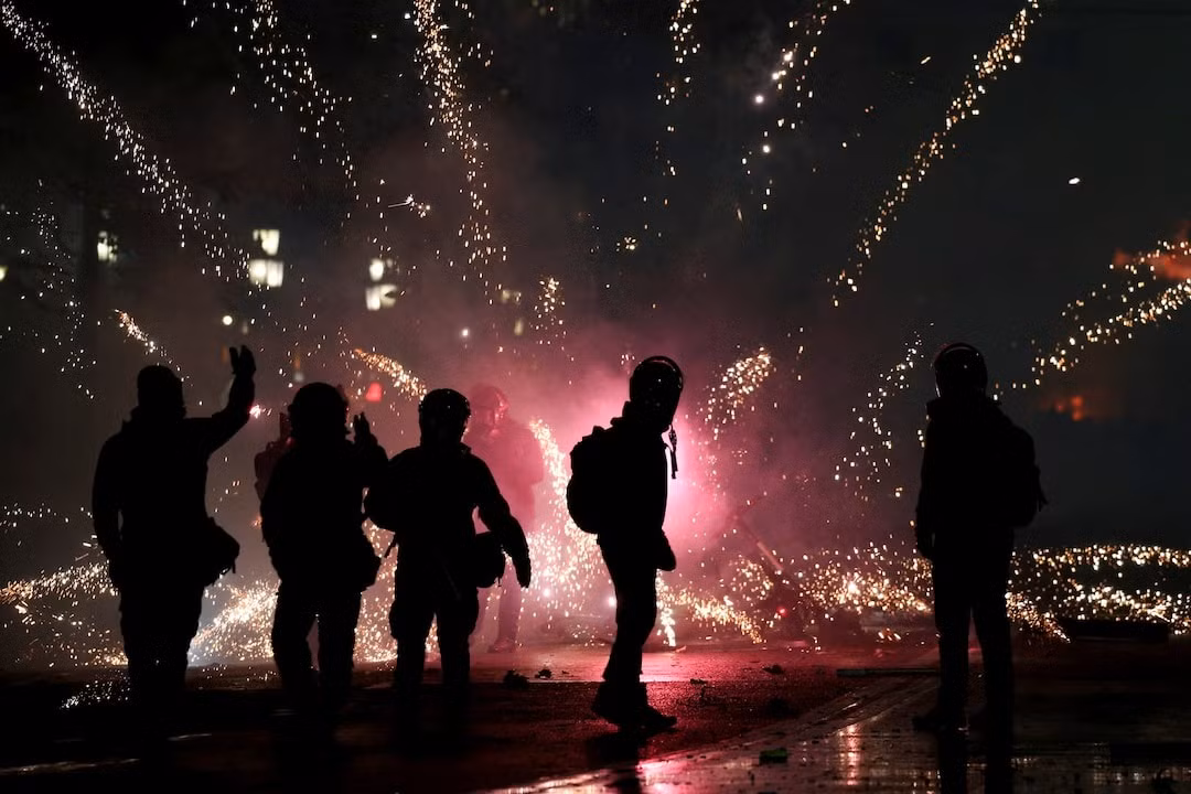 Cảnh sát khống chế người biểu tình ở Tbilisi đêm 1 rạng sáng 2/12. (Ảnh: Reuters)