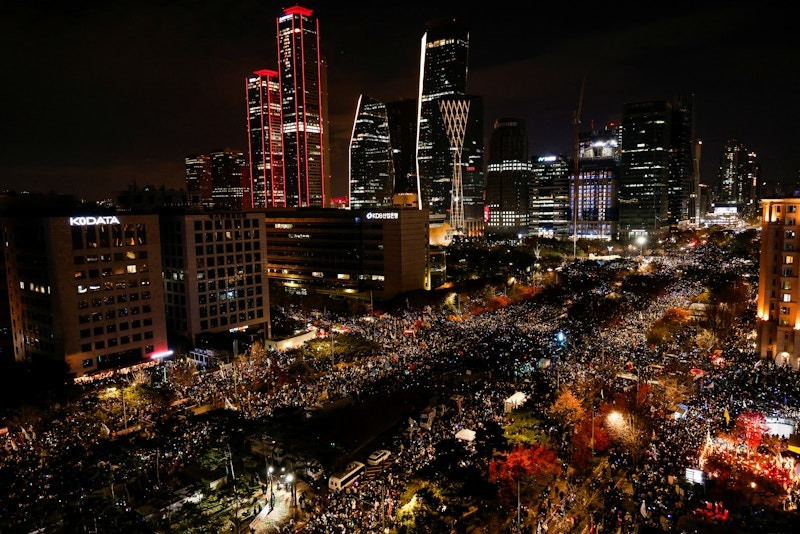 Người dân biểu tình tối 6/12 gần toà nhà quốc hội, kêu gọi luận tội tổng thống. (Ảnh: Reuters)