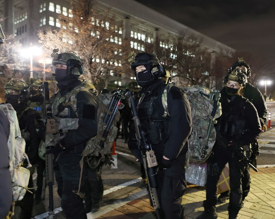 Binh sĩ Hàn Quốc rời tòa nhà quốc hội sáng 4/12 sau cuộc bỏ phiếu bác bỏ lệnh thiết quân luật. (Ảnh: Reuters) Binh sĩ Hàn Quốc rời tòa nhà quốc hội sáng 4/12 sau cuộc bỏ phiếu bác bỏ lệnh thiết quân luật. (Ảnh: Reuters)