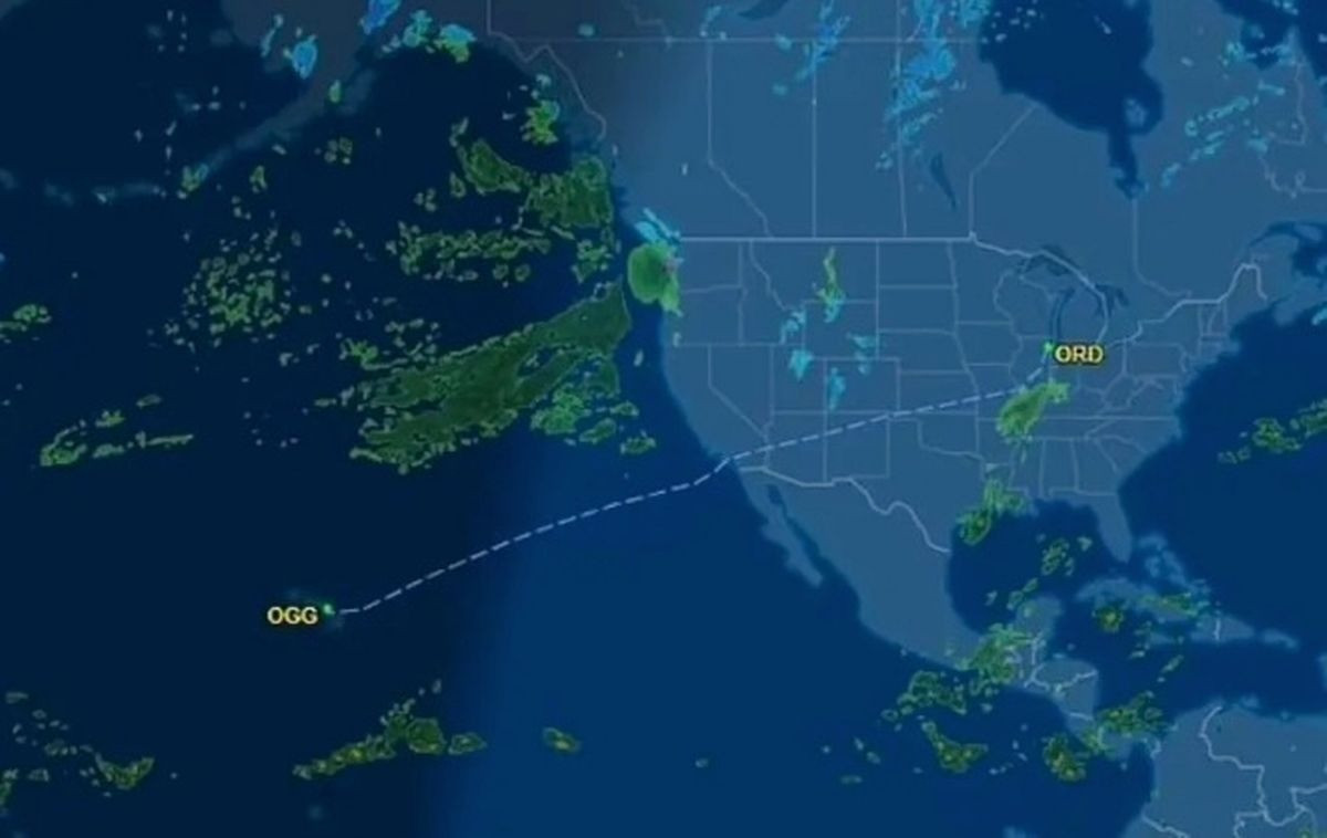 Máy bay di chuyển từ Chicago đến Maui với quãng đường dài hơn 6.400 km. Máy bay di chuyển từ Chicago đến Maui với quãng đường dài hơn 6.400 km.