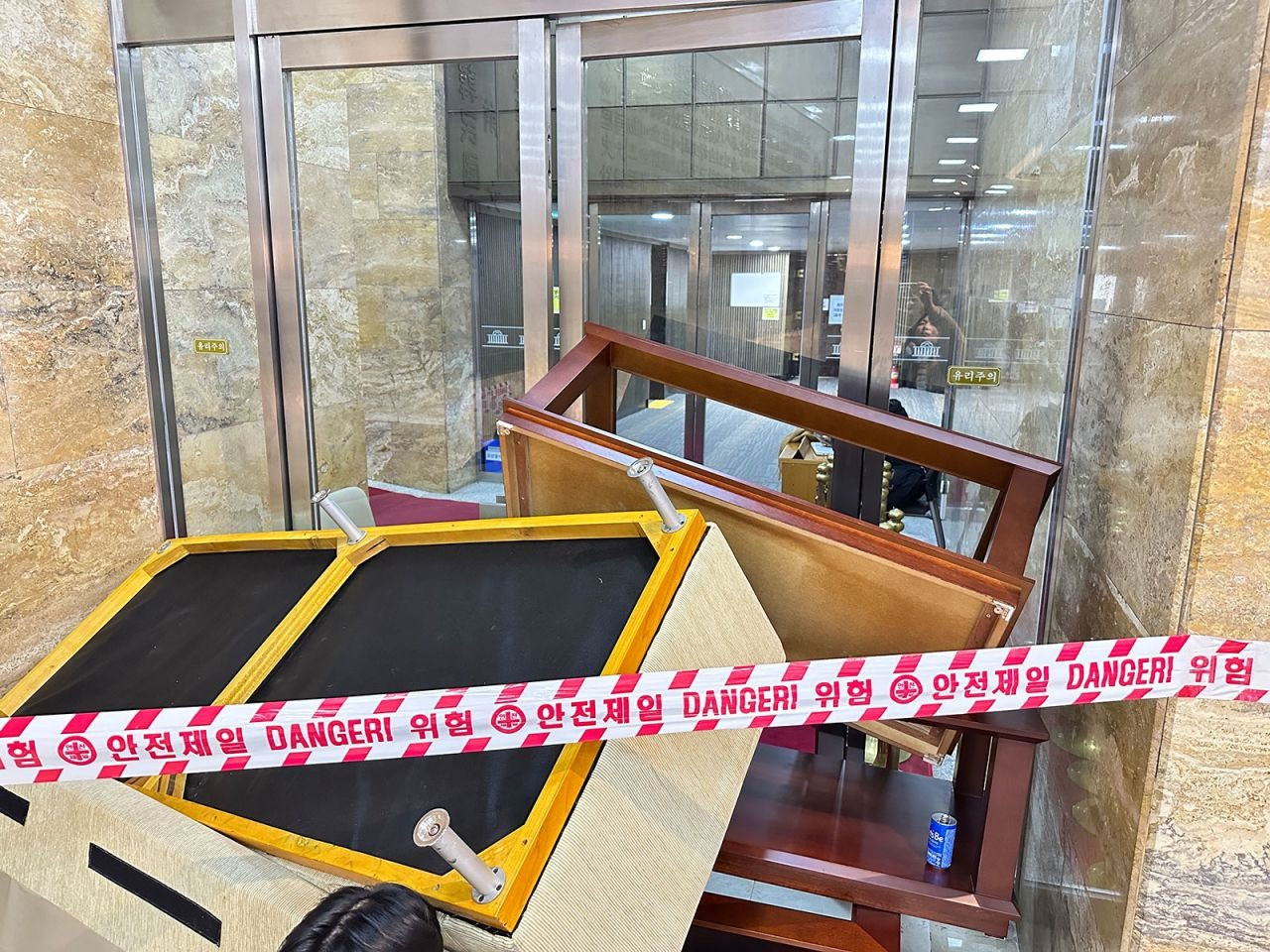 Đồ nội thất được xếp chồng ở cửa để giữ chân quân đội. (Ảnh: CNN)