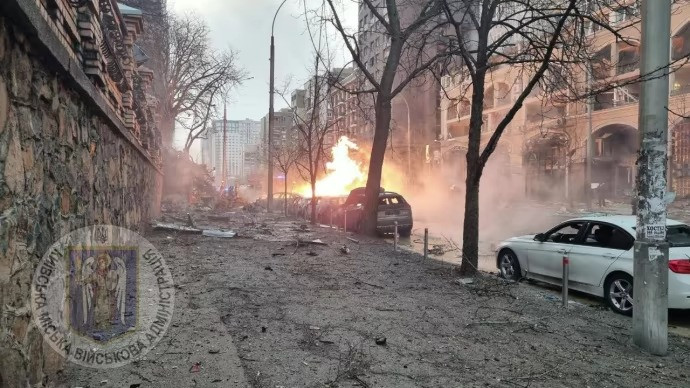 Hiện trường các vụ mảnh vỡ tên lửa rơi xuống Kiev sáng 20/12. (Ảnh: Pravda)