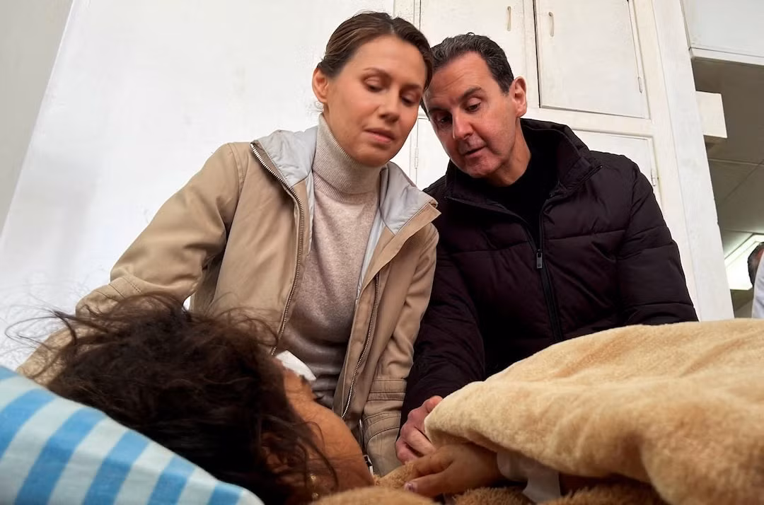 Ông Bashar al-Assad và vợ Asma trong một lần đi thăm nạn nhân động đất. (Ảnh: Reuters)
