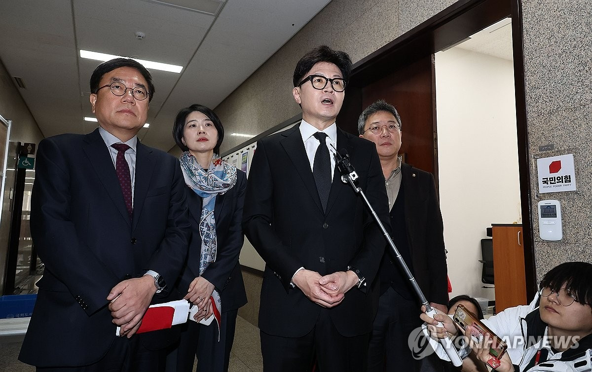 Lãnh đạo đảng cầm quyền Sức mạnh Quốc dân (PPP) Han Dong-hoon trả lời báo giới, ngày 7/12. (Ảnh: Yonhap) Lãnh đạo đảng cầm quyền Sức mạnh Quốc dân (PPP) Han Dong-hoon trả lời báo giới, ngày 7/12. (Ảnh: Yonhap)