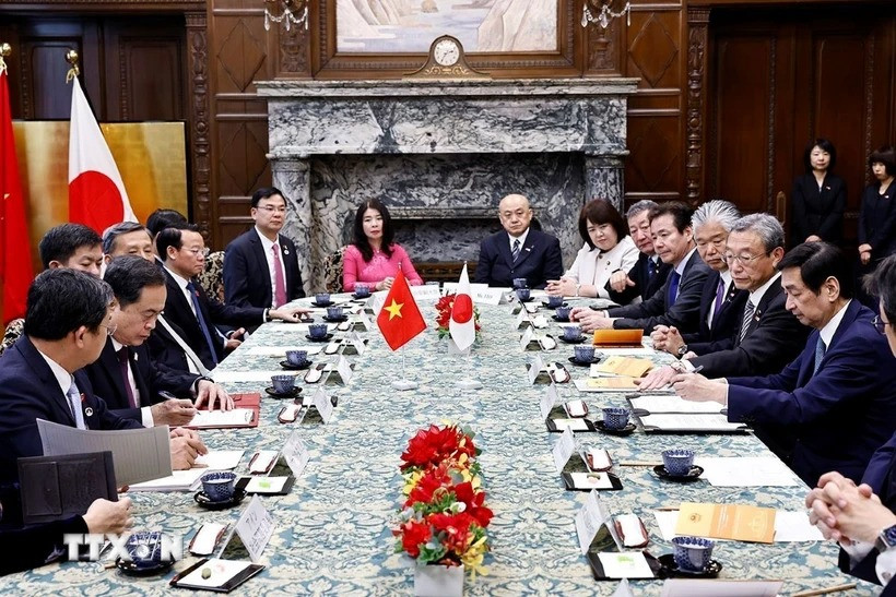 Chủ tịch Quốc hội Trần Thanh Mẫn và Chủ tịch Thượng viện Nhật Bản Sekiguchi Masakazu ký thoả thuận hợp tác. (Ảnh: Doãn Tấn/TTXVN) Chủ tịch Quốc hội Trần Thanh Mẫn và Chủ tịch Thượng viện Nhật Bản Sekiguchi Masakazu ký thoả thuận hợp tác. (Ảnh: Doãn Tấn/TTXVN)