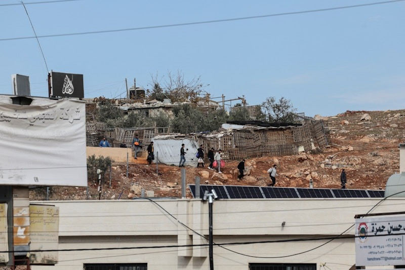 Nhiều người vượt qua biên giới vào Syria từ Li-băng. (Ảnh: Reuters) Nhiều người vượt qua biên giới vào Syria từ Li-băng. (Ảnh: Reuters)