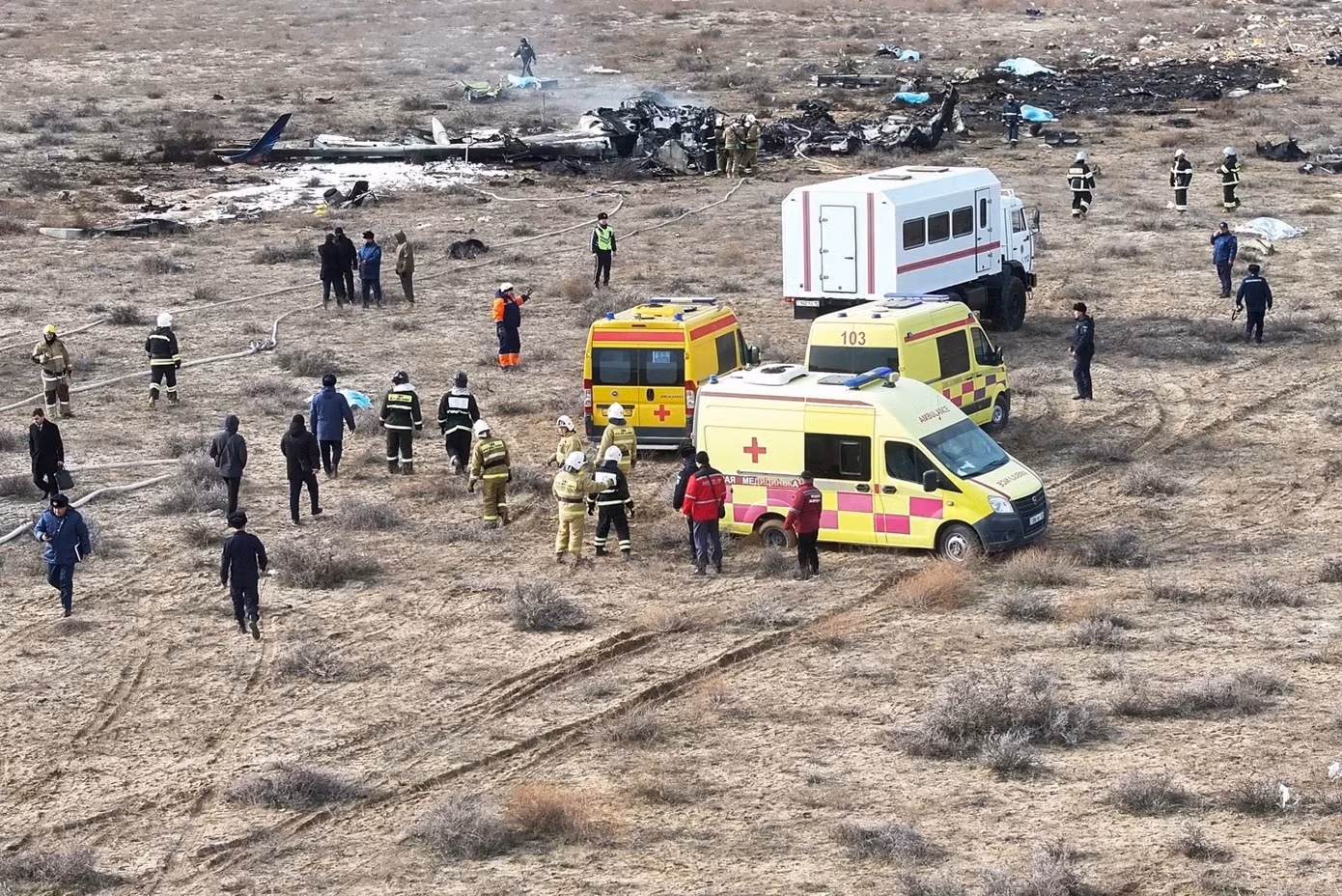 Trên máy bay có 62 hành khách và năm thành viên phi hành đoàn, bao gồm 37 người Azerbaijan, 16 người Nga, sáu người Kazakhstan và ba người Kyrgyzstan. (Ảnh: AP) Trên máy bay có 62 hành khách và năm thành viên phi hành đoàn, bao gồm 37 người Azerbaijan, 16 người Nga, sáu người Kazakhstan và ba người Kyrgyzstan. (Ảnh: AP)
