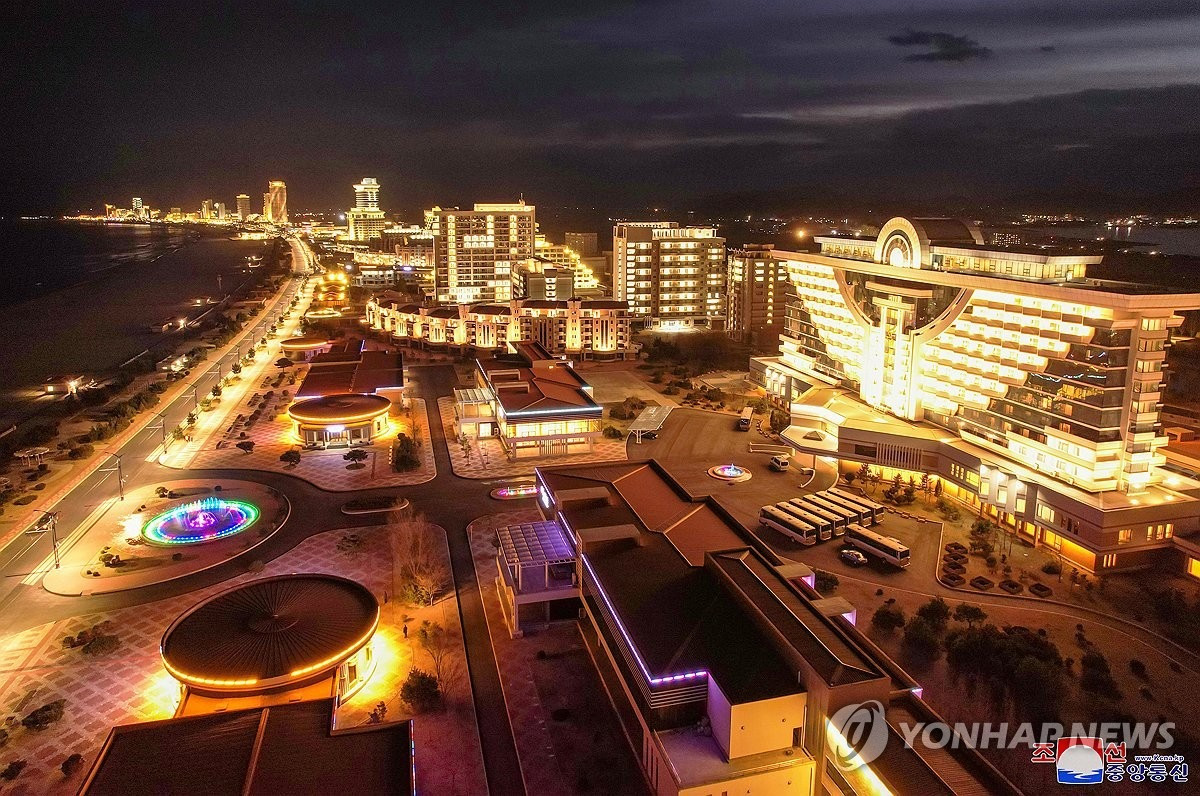 Mô tả đây là khu du lịch "đẹp và tráng lệ", Chủ tịch Kim bày tỏ sự hài lòng khi các cơ sở dịch vụ được xây dựng rất chỉn chu, có thể được sử dụng cho các sự kiện quan trọng của nhà nước về chính trị, đối ngoại và văn hóa. (Ảnh: Yonhap) Mô tả đây là khu du lịch "đẹp và tráng lệ", Chủ tịch Kim bày tỏ sự hài lòng khi các cơ sở dịch vụ được xây dựng rất chỉn chu, có thể được sử dụng cho các sự kiện quan trọng của nhà nước về chính trị, đối ngoại và văn hóa. (Ảnh: Yonhap)