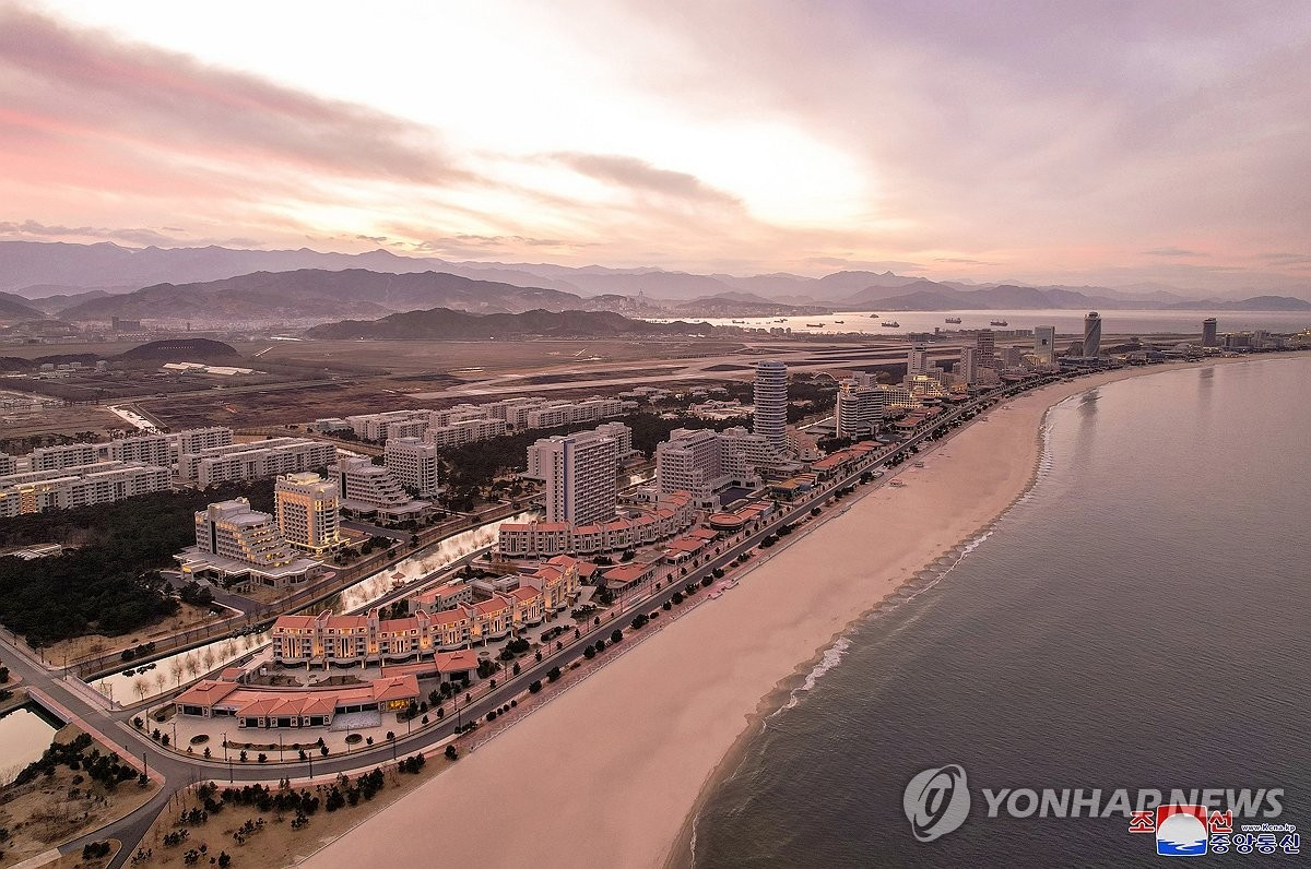 Theo KCNA, ông Kim đã đi thăm các khách sạn mới hoàn thành và các cơ sở dịch vụ khác tại khu du lịch ven biển Kalma. Khu vực này được phát triển từ năm 2014 như một phần của dự án khai thác bãi biển Myongsasimni trên bán đảo Kalma của Wonsan cho mục đích du lịch. (Ảnh: Yonhap) Theo KCNA, ông Kim đã đi thăm các khách sạn mới hoàn thành và các cơ sở dịch vụ khác tại khu du lịch ven biển Kalma. Khu vực này được phát triển từ năm 2014 như một phần của dự án khai thác bãi biển Myongsasimni trên bán đảo Kalma của Wonsan cho mục đích du lịch. (Ảnh: Yonhap)