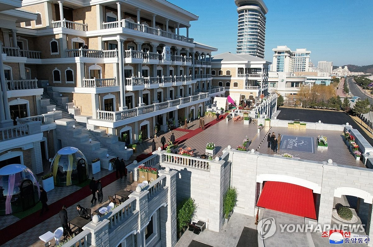 Sự phát triển của khu du lịch ven biển Kalma là "bước tiến lớn đầu tiên" trong việc thúc đẩy ngành du lịch của đất nước, ông Kim tuyên bố và yêu cầu các cơ quan nhà nước "chủ động khai thác các nguồn tài nguyên du lịch ở các khu vực khác". (Ảnh: Yonhap) Sự phát triển của khu du lịch ven biển Kalma là "bước tiến lớn đầu tiên" trong việc thúc đẩy ngành du lịch của đất nước, ông Kim tuyên bố và yêu cầu các cơ quan nhà nước "chủ động khai thác các nguồn tài nguyên du lịch ở các khu vực khác". (Ảnh: Yonhap)