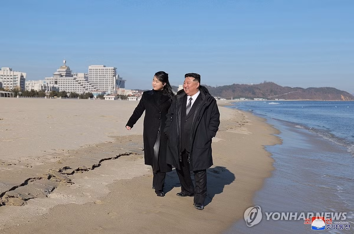 Những bức ảnh về chuyến thị sát mới nhất của Chủ tịch Kim, được KCNA công bố, cho thấy con gái Ju-ae đi cùng ông trong chuyến đi. Đây là lần đầu tiên con gái ông Kim xuất hiện trước công chúng kể từ ngày 31/10, khi Ju-ae có mặt tại địa điểm thử tên lửa đạn đạo xuyên lục địa. (Ảnh: Yonhap)