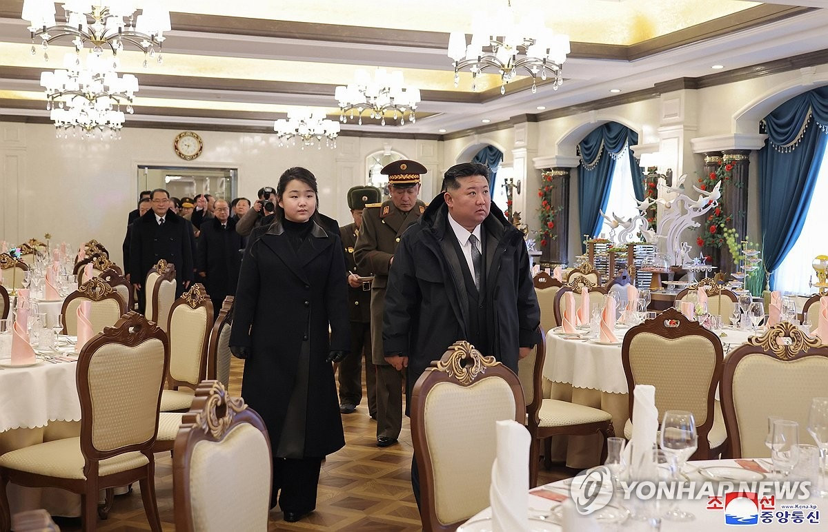 Chuyến thăm đánh dấu lần thị sát thứ hai của ông Kim tại một cơ sở liên quan đến kinh tế kể từ khi kết thúc cuộc họp toàn thể của đảng cầm quyền hôm 27/12, một động thái được coi là làm nổi bật những thành tựu kinh tế của đất nước trong năm 2024. (Ảnh: Yonhap) Chuyến thăm đánh dấu lần thị sát thứ hai của ông Kim tại một cơ sở liên quan đến kinh tế kể từ khi kết thúc cuộc họp toàn thể của đảng cầm quyền hôm 27/12, một động thái được coi là làm nổi bật những thành tựu kinh tế của đất nước trong năm 2024. (Ảnh: Yonhap)