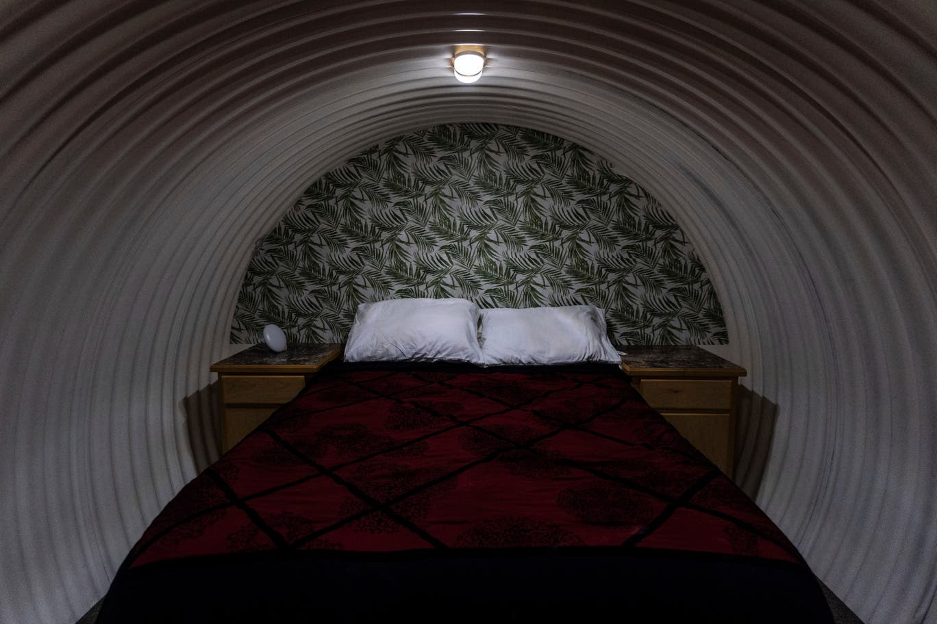 Hầm trú ẩn có đầy đủ tiện nghi. (Ảnh: AP)