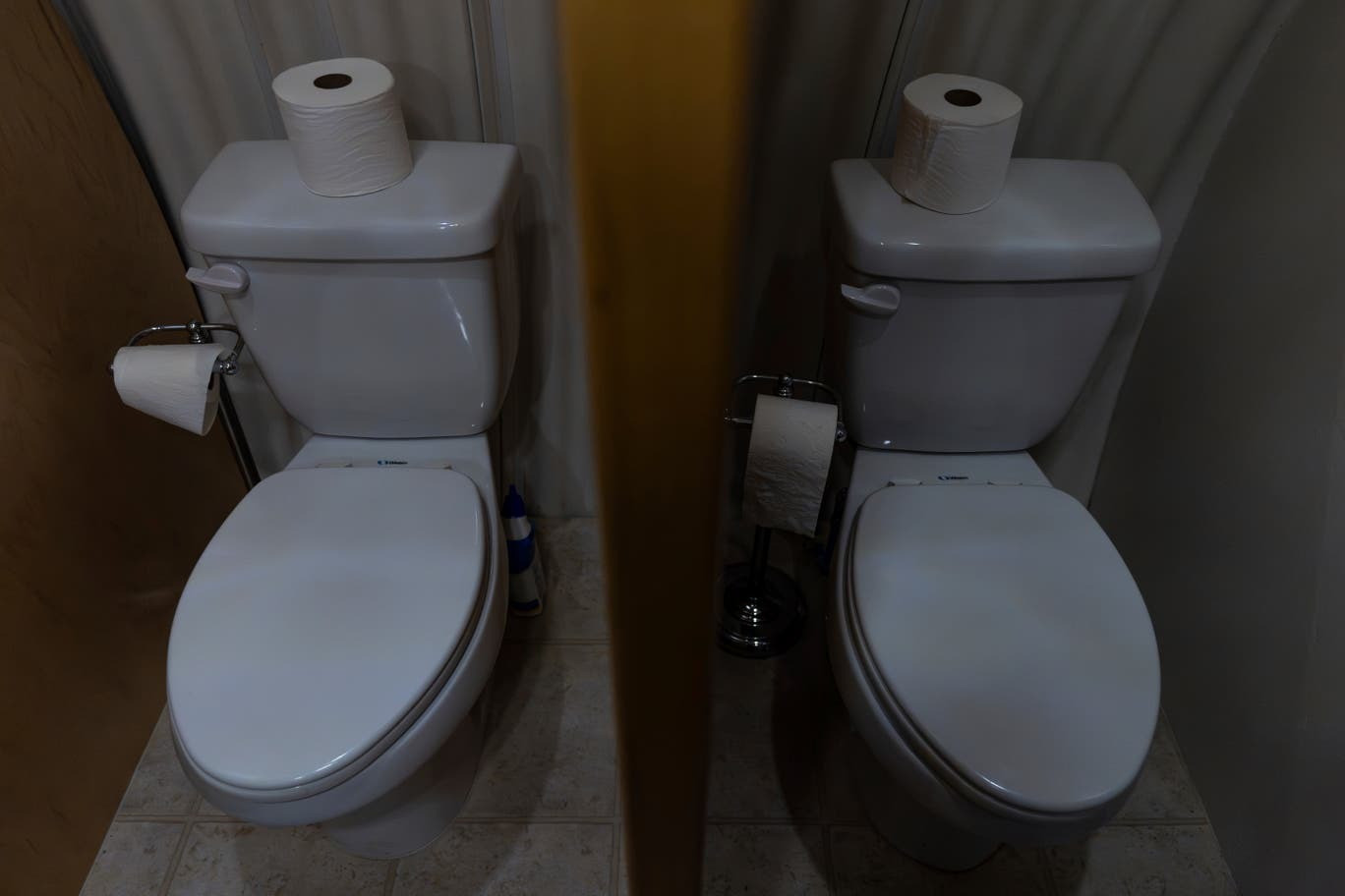 Hầm trú ẩn có đầy đủ tiện nghi. (Ảnh: AP)