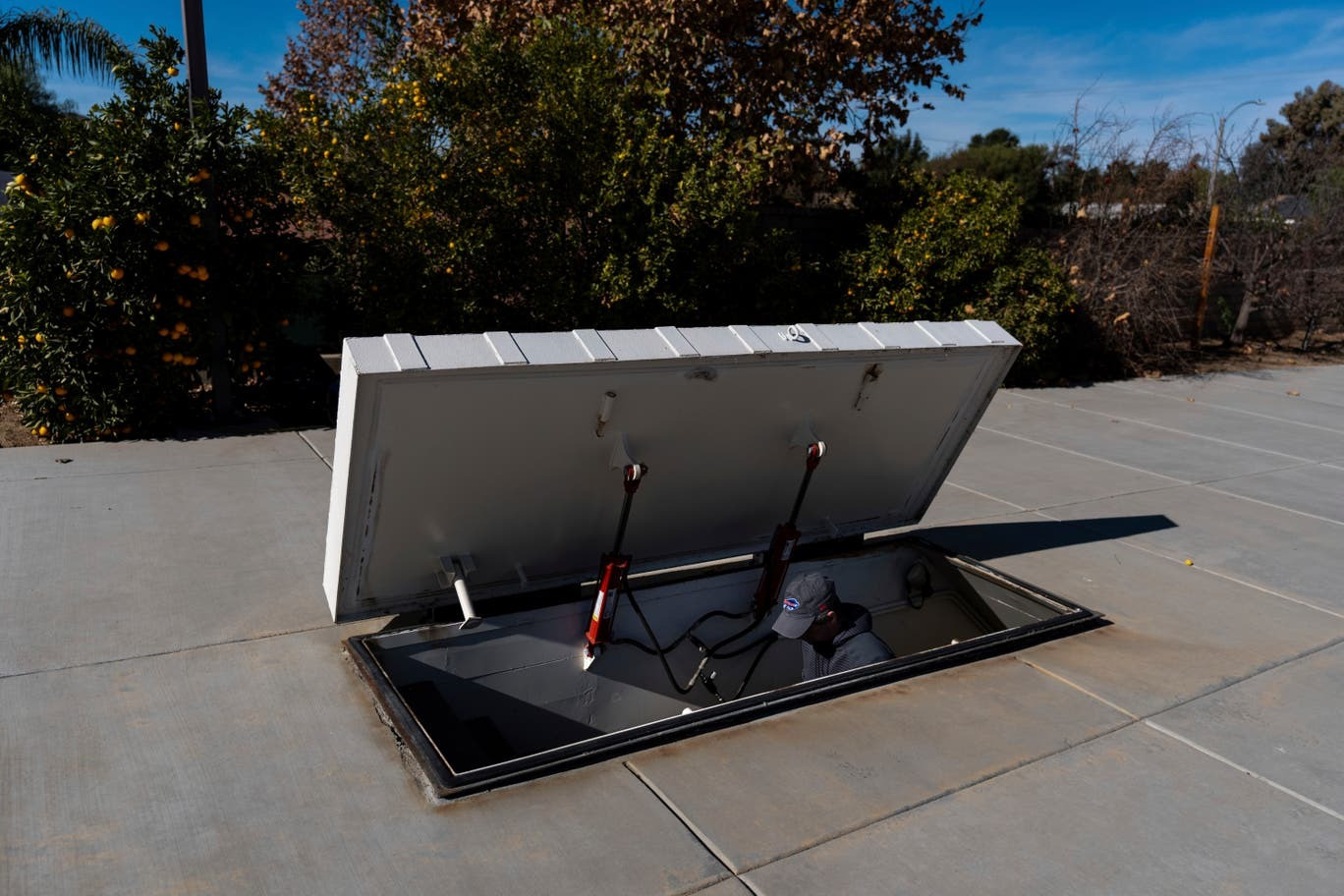 Hầm trú ẩn có đầy đủ tiện nghi. (Ảnh: AP)