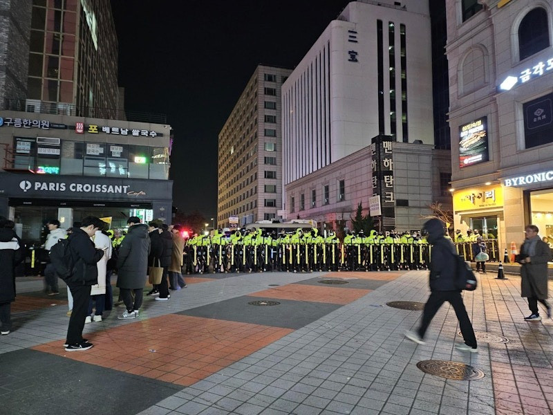 Cảnh sát bảo vệ trụ sở đảng cầm quyền. (Ảnh: Reuters) Cảnh sát bảo vệ trụ sở đảng cầm quyền. (Ảnh: Reuters)