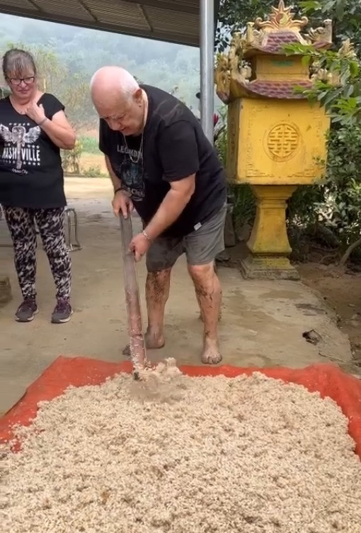 Đôi vợ chồng U70 đến từ Pháp tham gia các hoạt động thường ngày của người địa phương như hái lá đồ xôi ngũ sắc, nướng gà, làm cơm nấu rượu... Đôi vợ chồng U70 đến từ Pháp tham gia các hoạt động thường ngày của người địa phương như hái lá đồ xôi ngũ sắc, nướng gà, làm cơm nấu rượu...