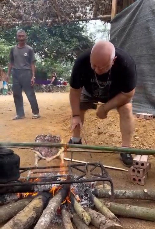 Đôi vợ chồng U70 đến từ Pháp tham gia các hoạt động thường ngày của người địa phương như hái lá đồ xôi ngũ sắc, nướng gà, làm cơm nấu rượu... Đôi vợ chồng U70 đến từ Pháp tham gia các hoạt động thường ngày của người địa phương như hái lá đồ xôi ngũ sắc, nướng gà, làm cơm nấu rượu...