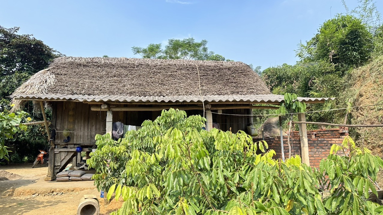 Cặp vợ chồng người Pháp lưu trú tại ngôi nhà sàn đặc trưng của bà con dân tộc Mường ở xã Long Cốc. Cặp vợ chồng người Pháp lưu trú tại ngôi nhà sàn đặc trưng của bà con dân tộc Mường ở xã Long Cốc.