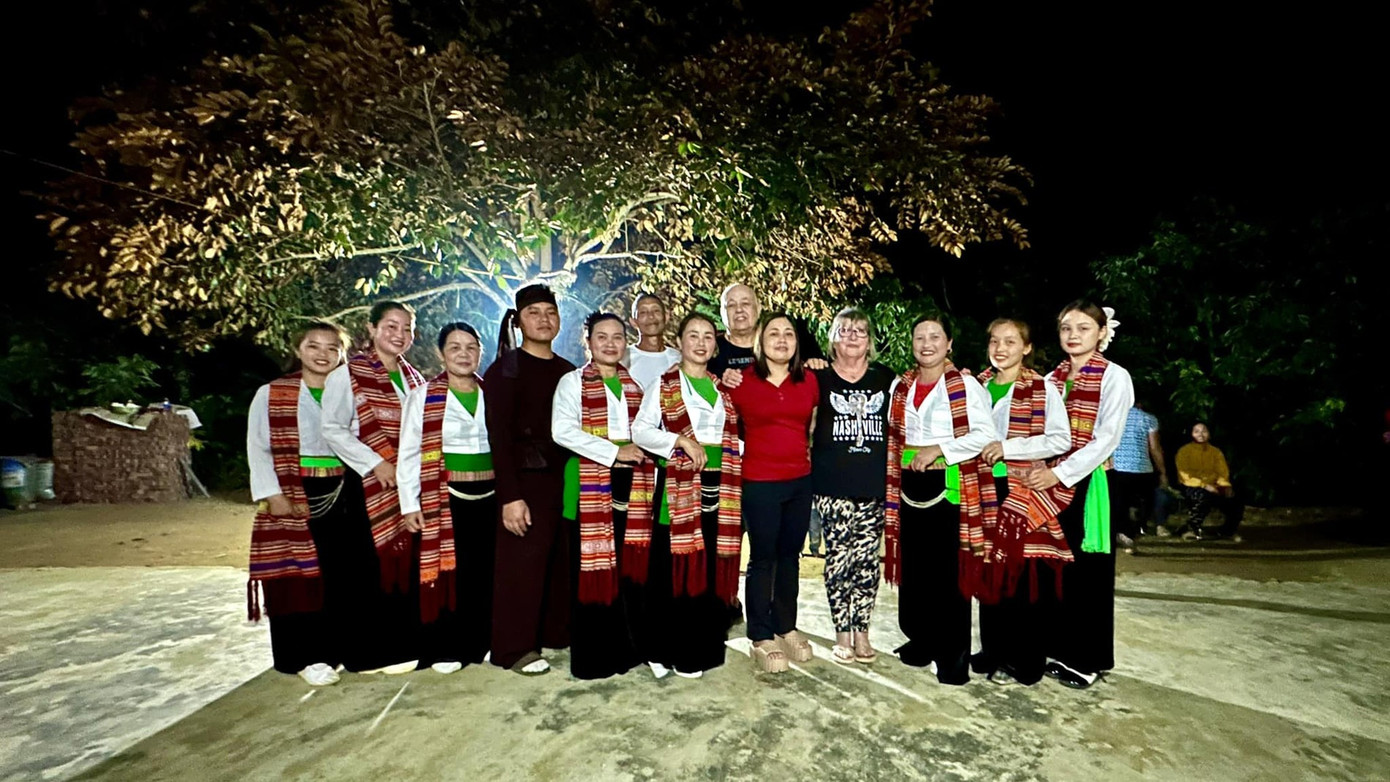 Ông Jean Louis và bà Marcelle chụp ảnh cùng đoàn biểu diễn văn nghệ của địa phương. Ông Jean Louis và bà Marcelle chụp ảnh cùng đoàn biểu diễn văn nghệ của địa phương.