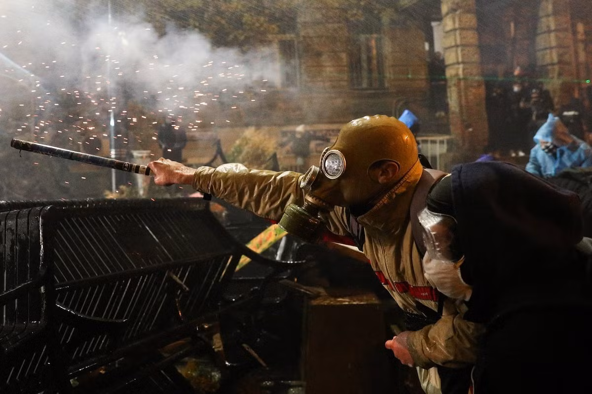 Người biểu tình đốt pháo hoa ở Tbilisi. (Ảnh: Reuters)
