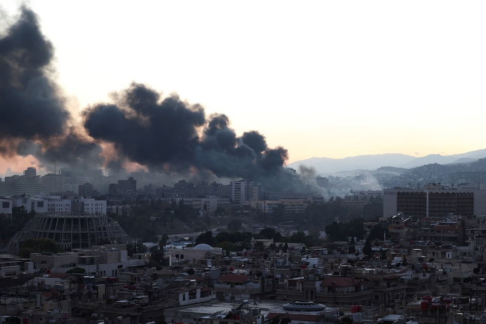Khói bốc lên ở Damascus hôm 8/12. (Ảnh: Reuters)