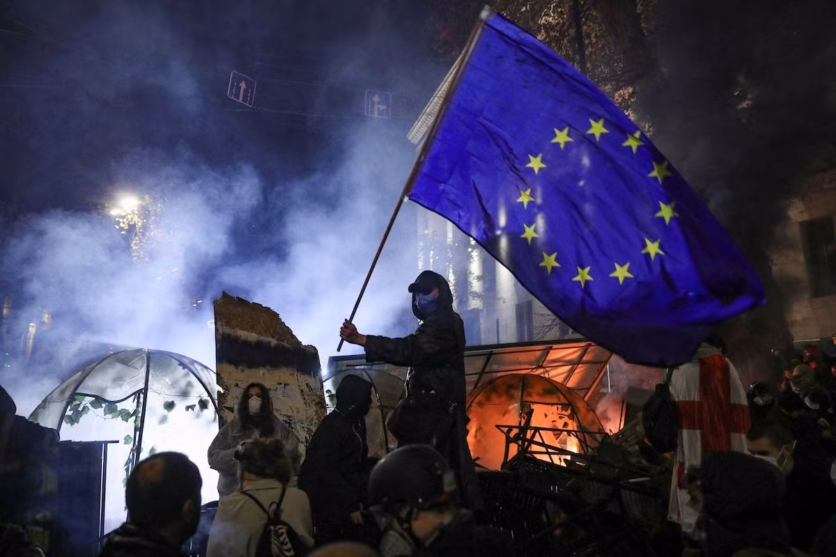 Một người biểu tình cầm cờ EU. (Ảnh: Reuters)