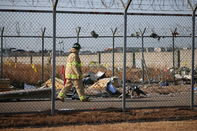 Lực lượng chức năng tại hiện trường. (Ảnh: Reuters)