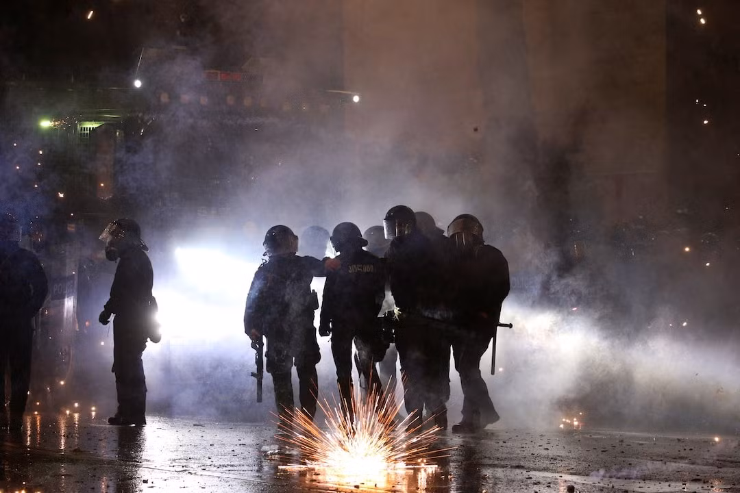 Cảnh sát khống chế người biểu tình ở Tbilisi đêm 1 rạng sáng 2/12. (Ảnh: Reuters)