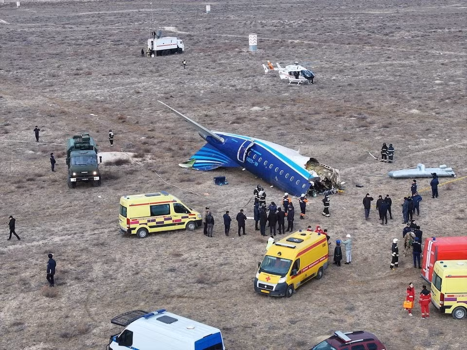 Hãng hàng không Azerbaijan Airlines cho biết, chiếc máy bay Embraer 190, mang số hiệu J2-8243, gặp nạn khi đang trên đường đến Grozny, thủ phủ của Cộng hòa Chechnya thuộc Nga. Máy bay phải chuyển hướng do sương mù dày đặc ở Grozny, và buộc phải hạ cánh khẩn cấp cách thành phố Aktau của Kazakhstan khoảng 3 km. (Ảnh: Reuters) Hãng hàng không Azerbaijan Airlines cho biết, chiếc máy bay Embraer 190, mang số hiệu J2-8243, gặp nạn khi đang trên đường đến Grozny, thủ phủ của Cộng hòa Chechnya thuộc Nga. Máy bay phải chuyển hướng do sương mù dày đặc ở Grozny, và buộc phải hạ cánh khẩn cấp cách thành phố Aktau của Kazakhstan khoảng 3 km. (Ảnh: Reuters)