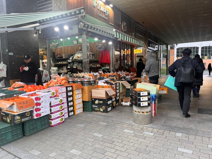 Cuộc sống của người dân Hàn Quốc vẫn diễn ra bình thường sáng 4/12. (Ảnh: Reuters)