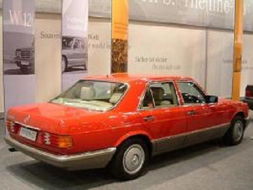 Đã có câu chuyện nổi tiếng kể rằng, để vinh danh tổng thống Mandela, người đứng đầu NUMSA đã tặng ông một món quà hết sức ý nghĩa. Đó chính là chiếc Mercedes Benz S500, đời W126 sản xuất vào cuối năm 80. Điều đặc biệt là chiếc xe được vận chuyển thiết bị và lắp ráp tại Nam Phi chỉ trong 4 ngày liên tục không ngừng nghỉ. S500 được thiết kế với lớp túi khí hiện đại, dây an toàn, kiểm soát lực kéo, động cơ V8 đầy sức mạnh. Gầm xe được in cờ Nam Phi và dòng chữ Nelson Mandela