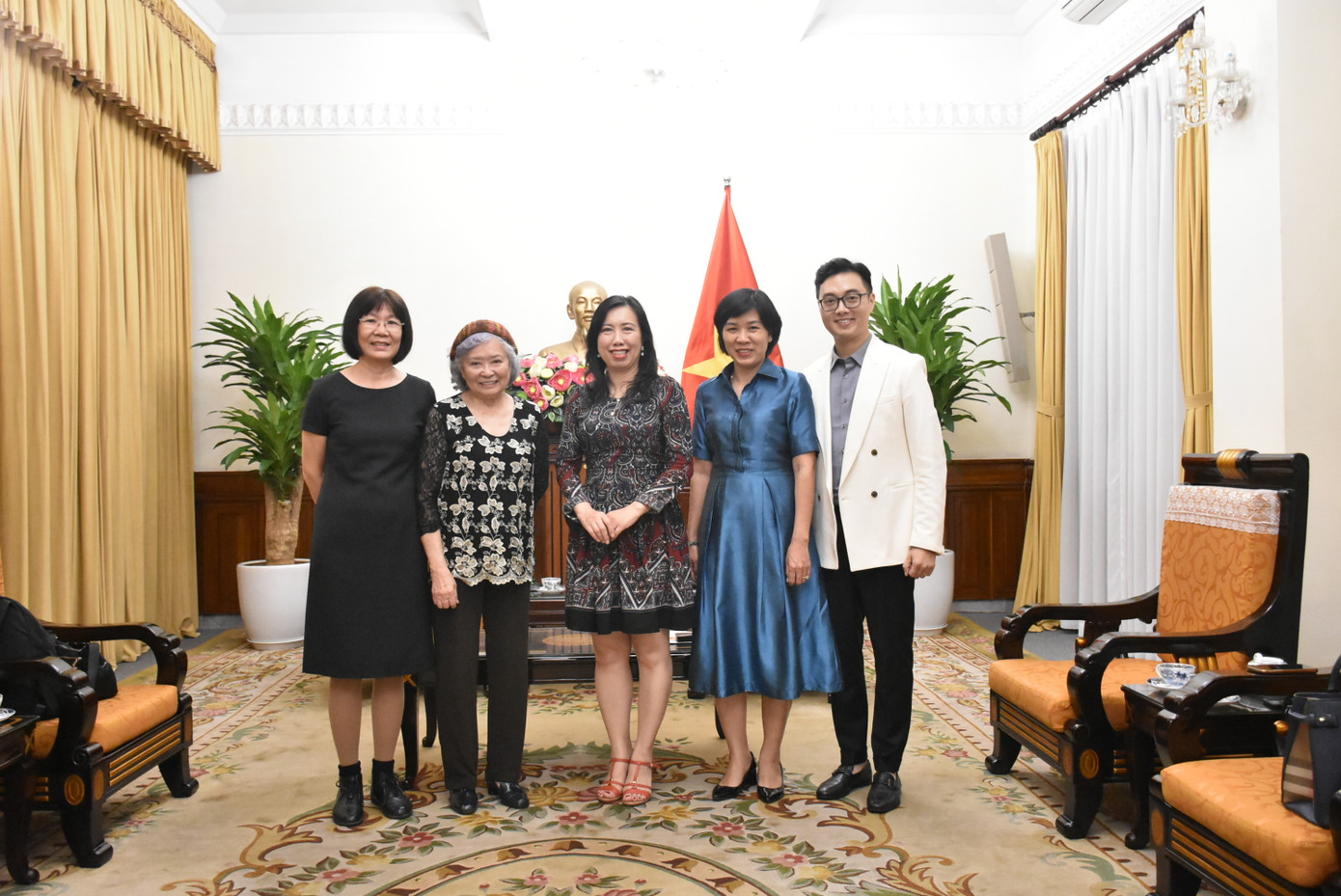 Thứ trưởng Lê Thị Thu Hằng tiếp bà Trần Tố Nga (thứ hai từ trái sang). Thứ trưởng Lê Thị Thu Hằng tiếp bà Trần Tố Nga (thứ hai từ trái sang).