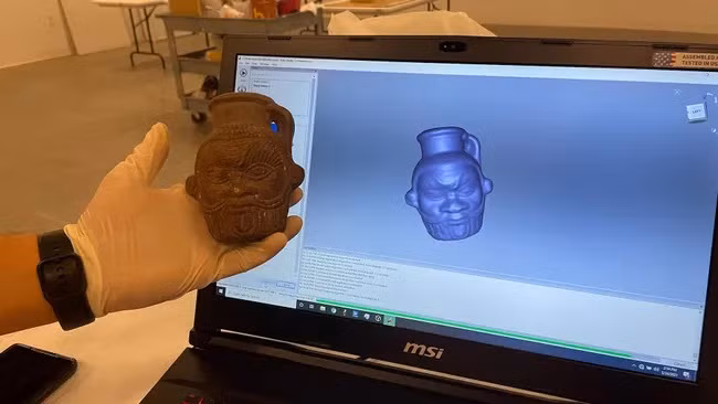 Chiếc bình Ai Cập cổ đại mô tả vị thần lùn Bes, bên cạnh mô hình 3D của nó trên máy tính, được cho là chứa một thức uống gây ảo giác. (Ảnh: Cassidy Delamarter) Chiếc bình Ai Cập cổ đại mô tả vị thần lùn Bes, bên cạnh mô hình 3D của nó trên máy tính, được cho là chứa một thức uống gây ảo giác. (Ảnh: Cassidy Delamarter)
