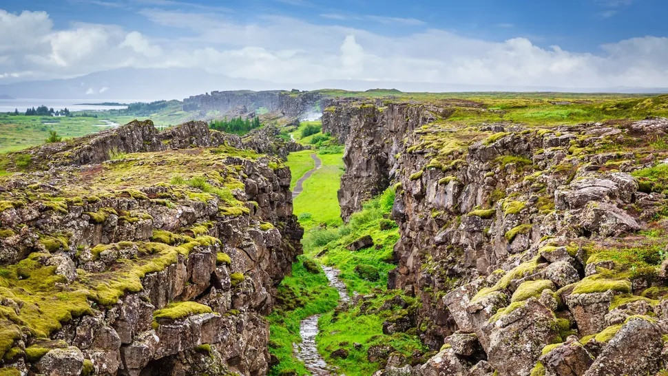 Tại Công viên quốc gia Thingvellir ở Iceland, vết nứt giữa mảng kiến tạo Bắc Mỹ và Á-Âu có thể nhìn thấy rõ. (Ảnh: Mlenny) Tại Công viên quốc gia Thingvellir ở Iceland, vết nứt giữa mảng kiến tạo Bắc Mỹ và Á-Âu có thể nhìn thấy rõ. (Ảnh: Mlenny)