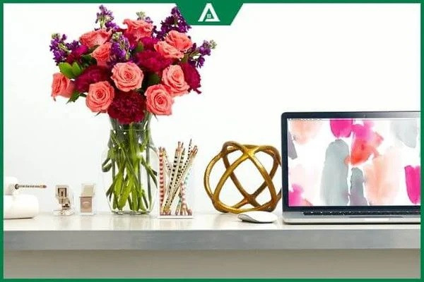 Một bình hoa hồng trên bàn làm việc có lợi cho sức khỏe Một bình hoa hồng trên bàn làm việc có lợi cho sức khỏe