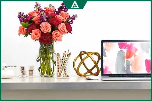 Một bình hoa hồng trên bàn làm việc có lợi cho sức khỏe